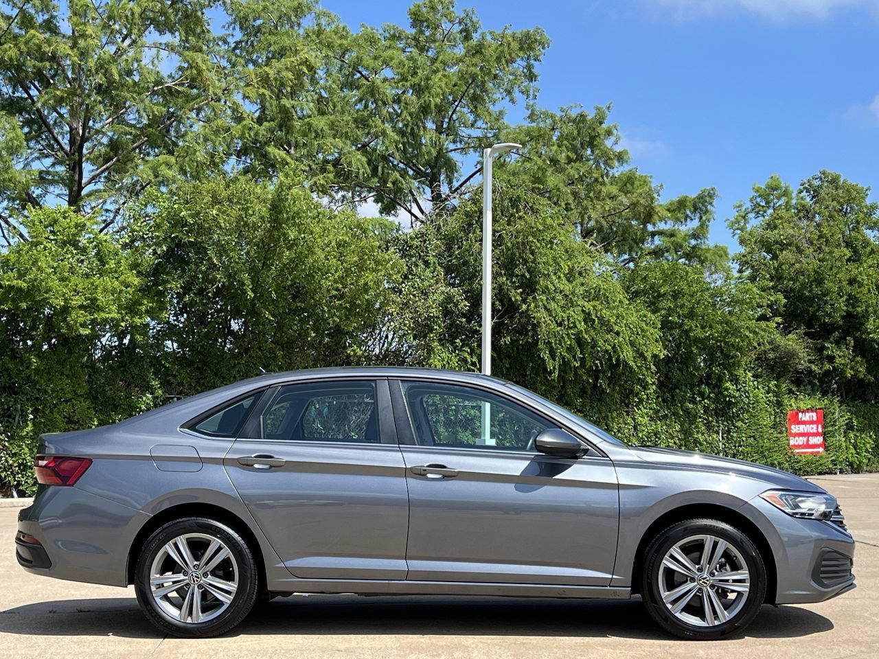 Used 2024 Volkswagen Jetta SE FWD image 3