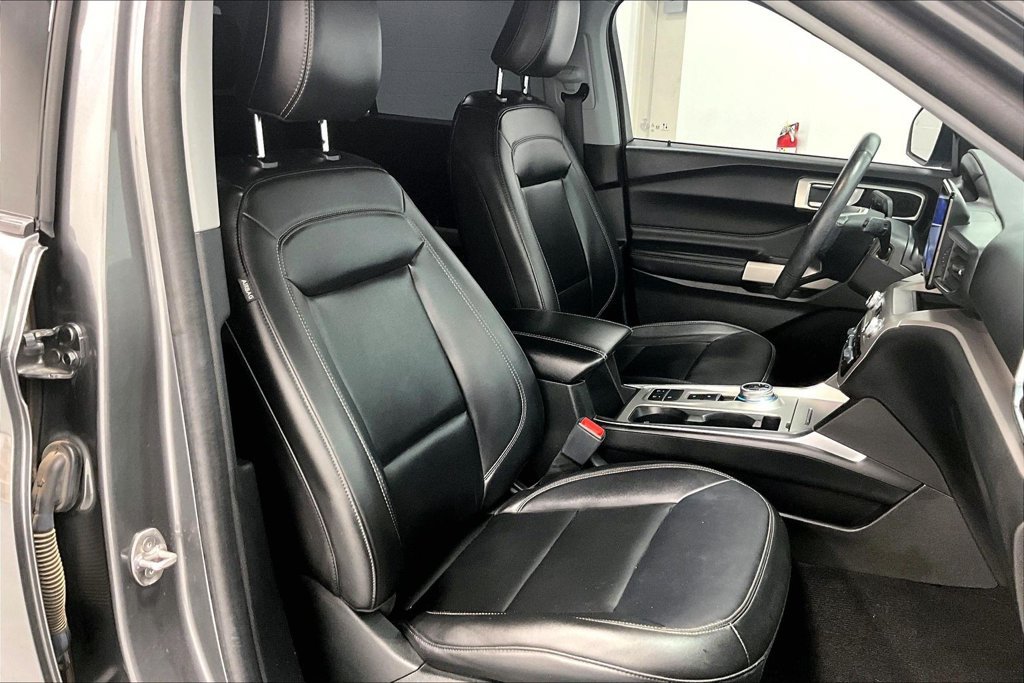 Used 2023 Ford Explorer XLT w/ Equipment Group 202A RWD image 7