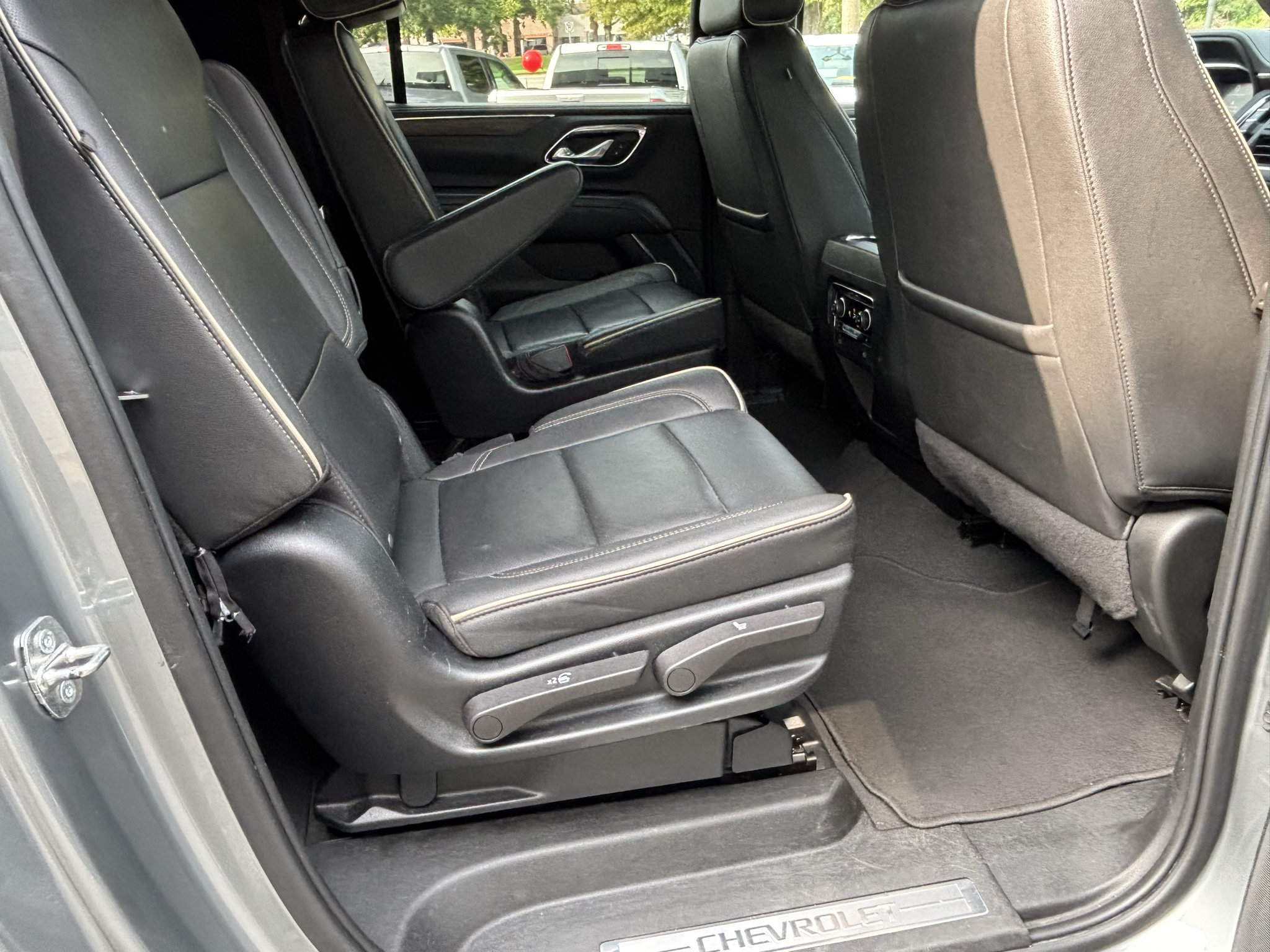 Used 2023 Chevrolet Suburban Premier AWD/4WD image 28