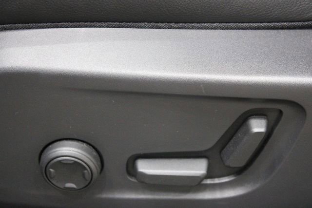 Used 2025 Volvo XC40 B5 Plus image 21