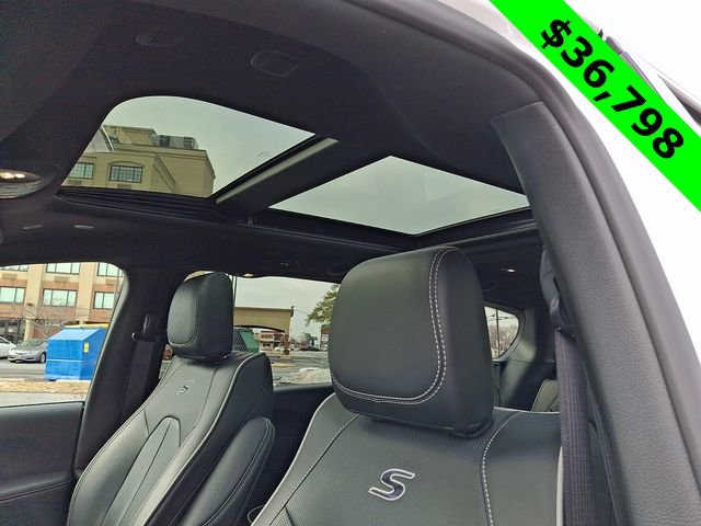 Used 2025 Chrysler Pacifica Premium image 14