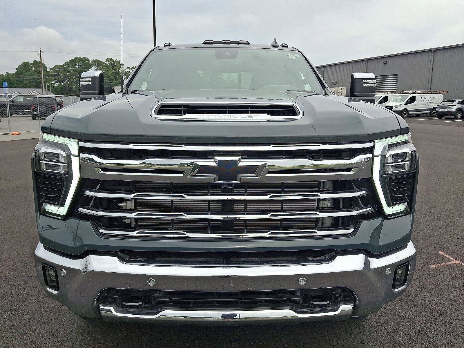 Used 2025 Chevrolet Silverado 3500 LTZ w/ LTZ Plus Package image 3