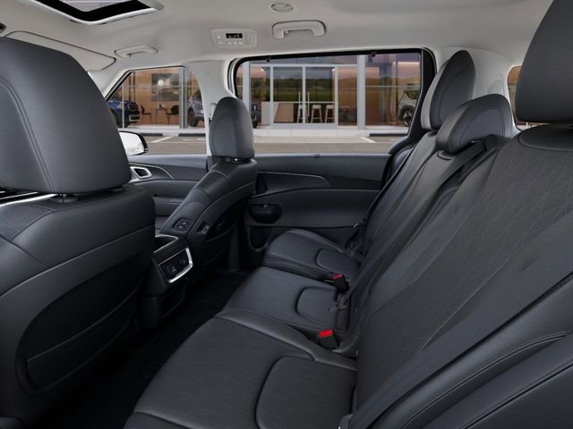 Used 2025 Kia Carnival SX w/ SX Dark Edition Package image 18