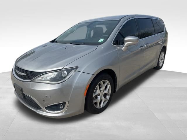 Used 2018 Chrysler Pacifica Touring Plus w/ Tire & Wheel Group FWD image 3