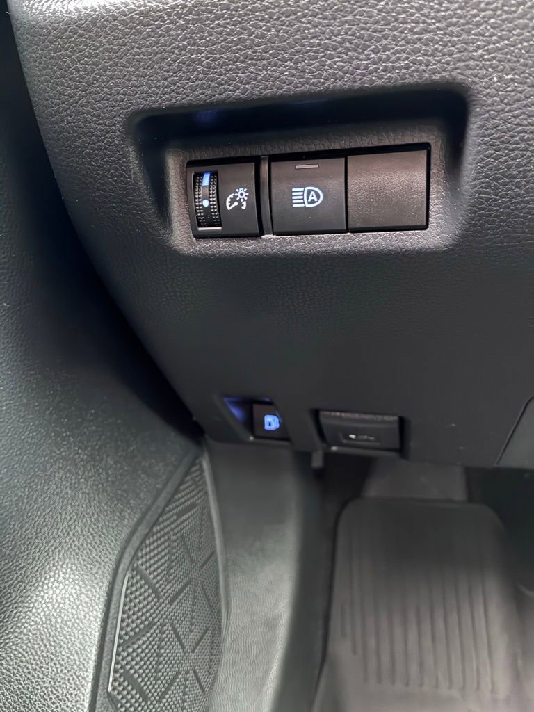 Used 2021 Toyota RAV4 LE AWD/4WD image 26