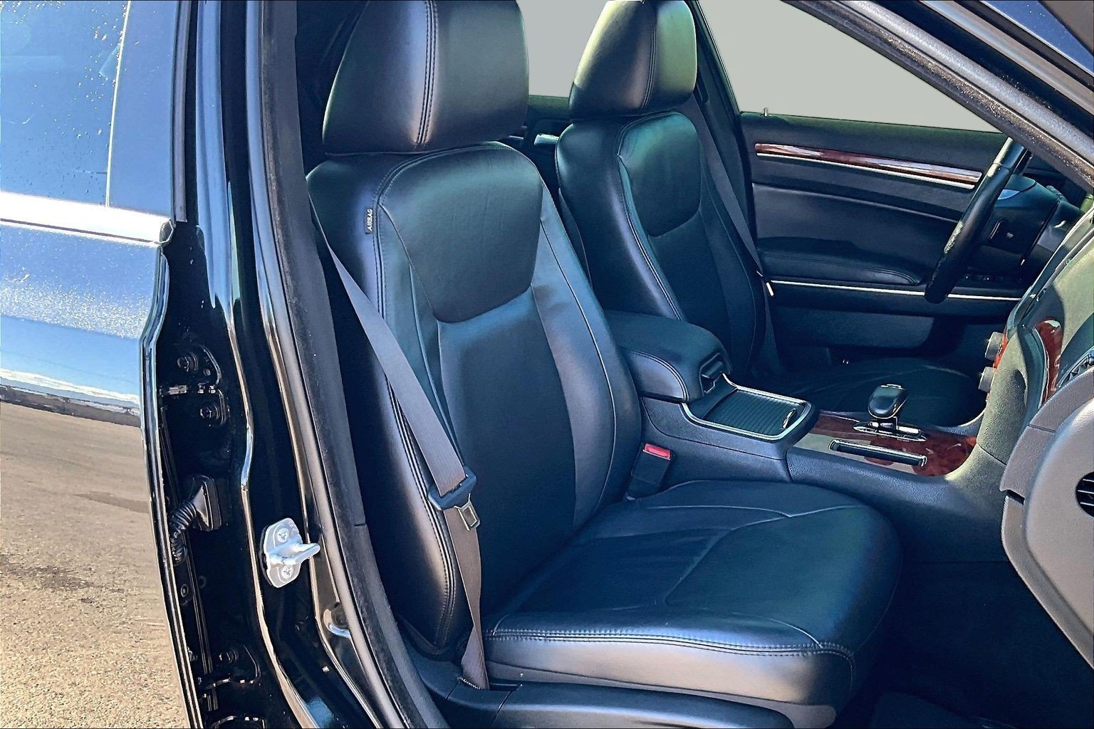 Used 2014 Chrysler 300 w/ Driver Convenience Group RWD image 7