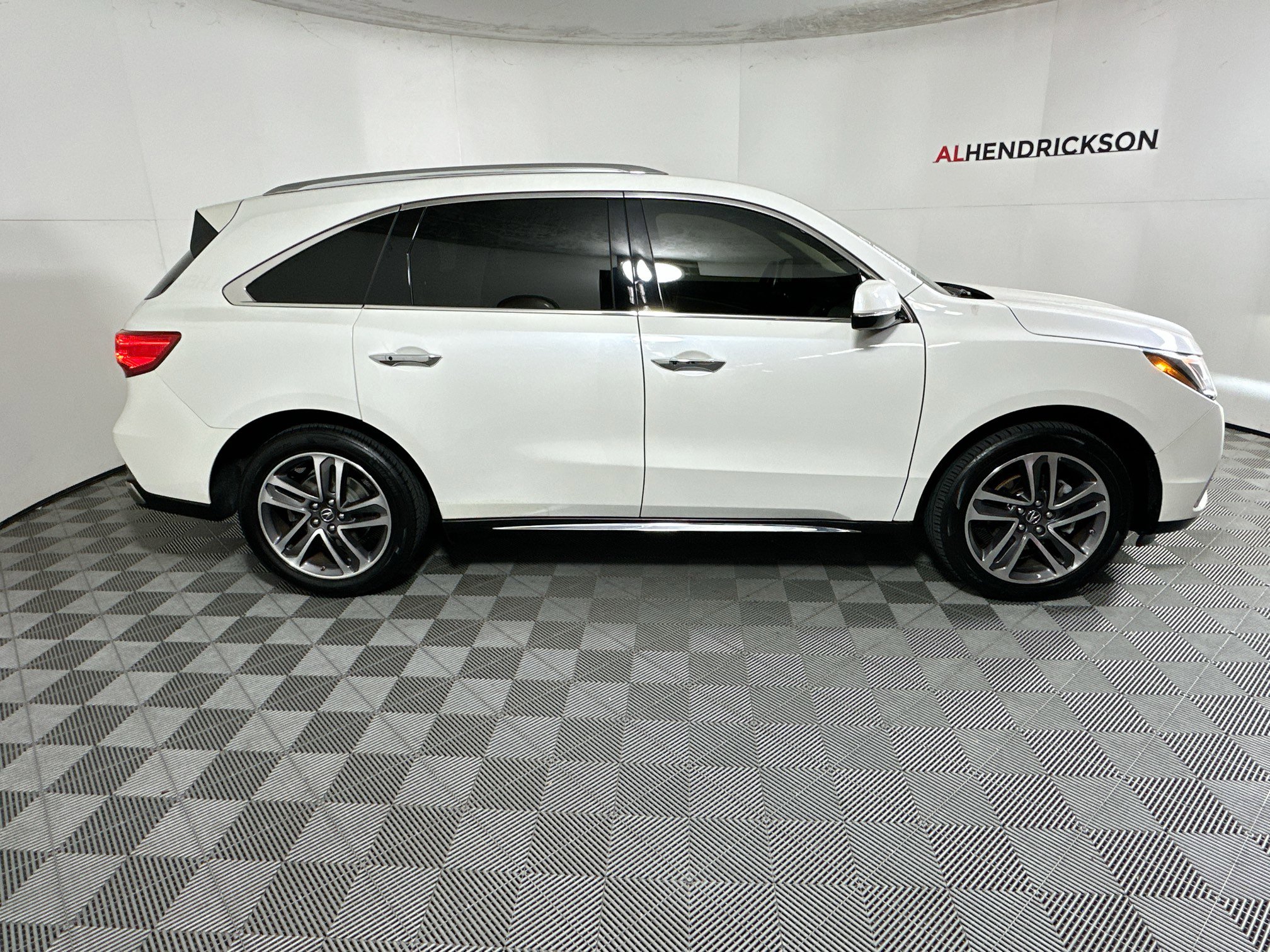 Used 2018 Acura MDX FWD w/ Advance Package image 2
