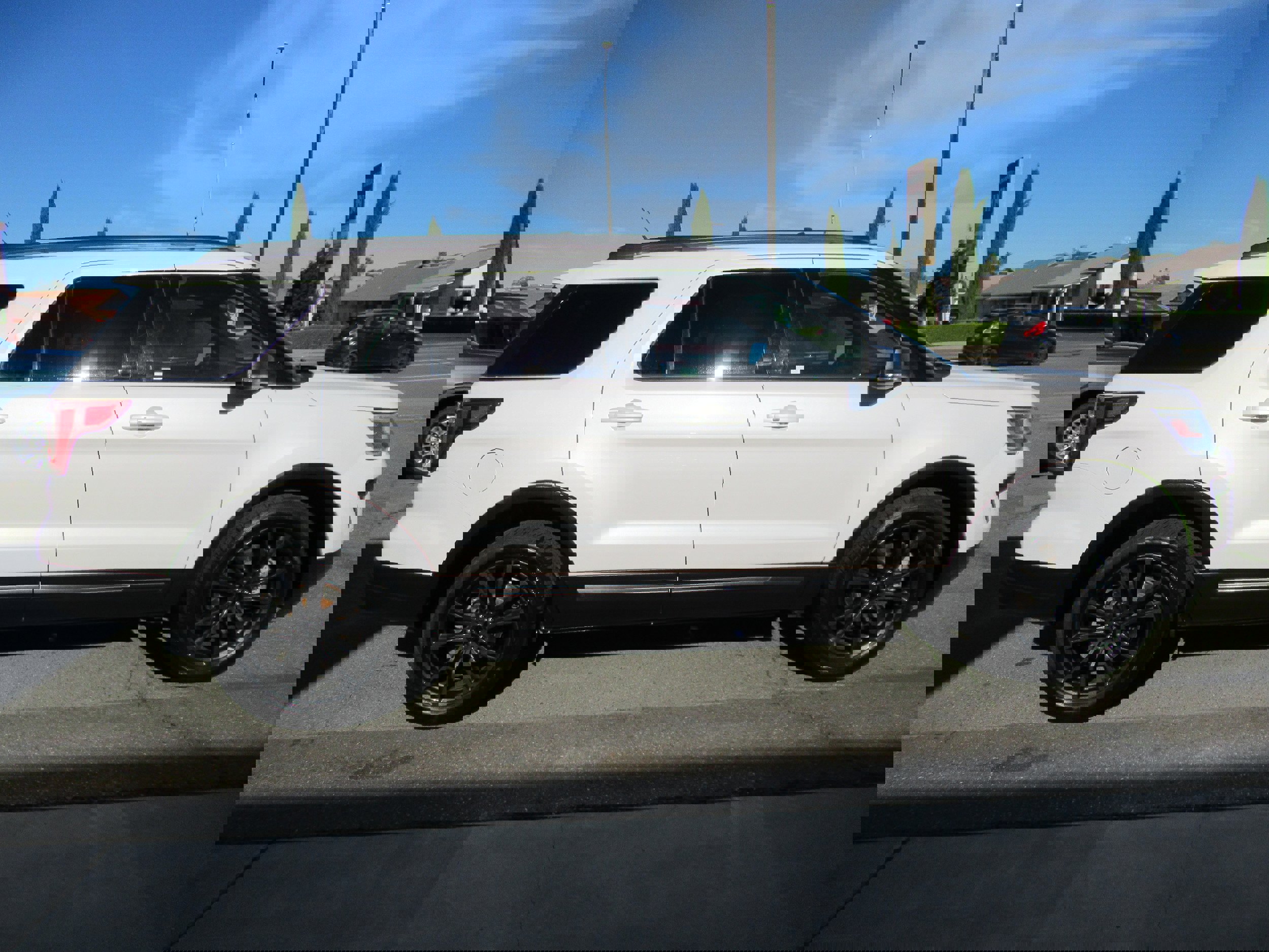 Used 2019 Ford Explorer XLT w/ Equipment Group 202A image 5