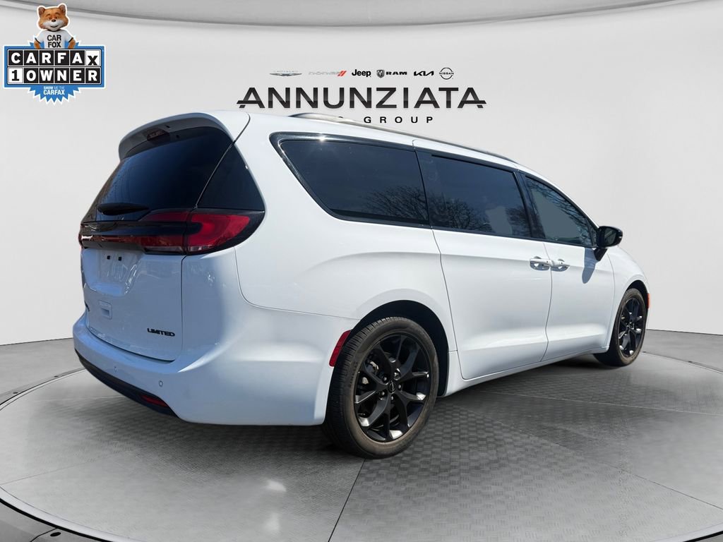 Used 2025 Chrysler Pacifica Limited image 5