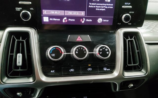 Used 2023 Kia Sorento LX image 37