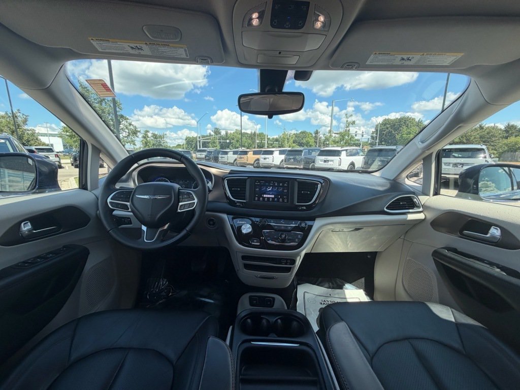 Used 2018 Chrysler Pacifica Touring-L FWD image 8