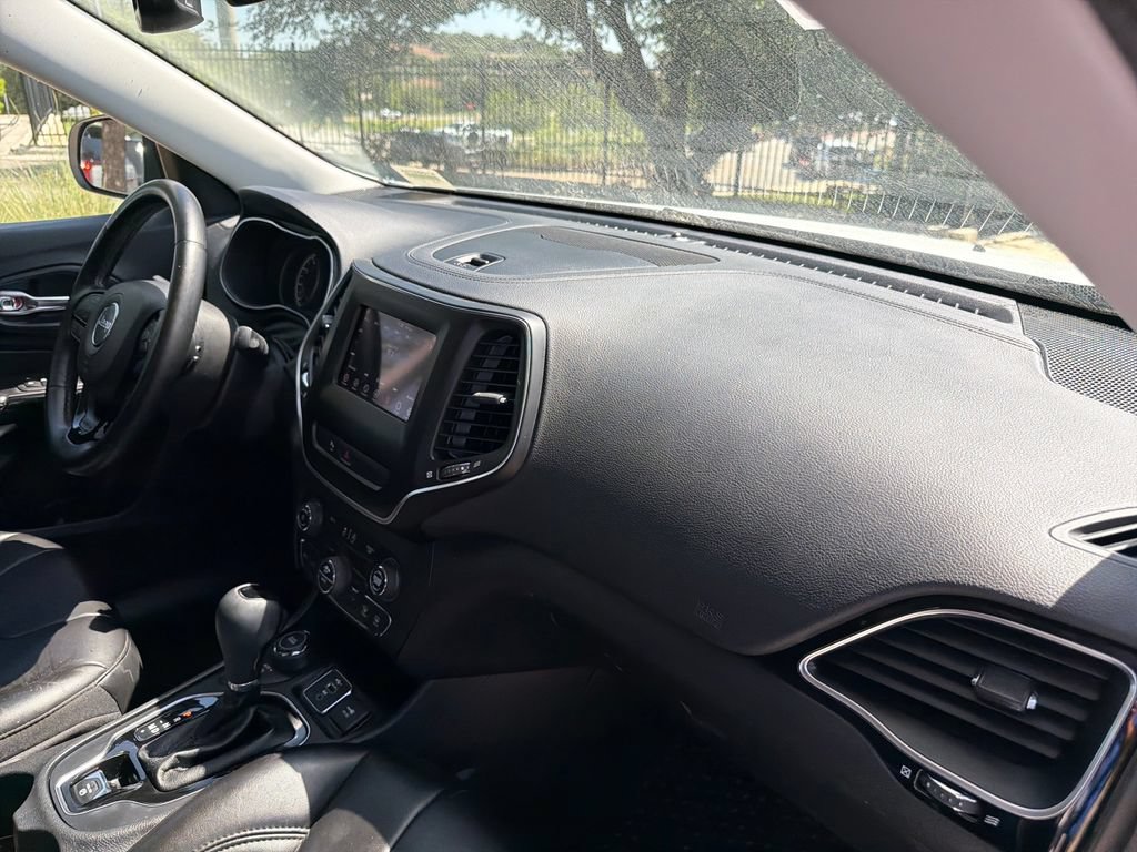 Used 2020 Jeep Cherokee Latitude Plus AWD/4WD image 37