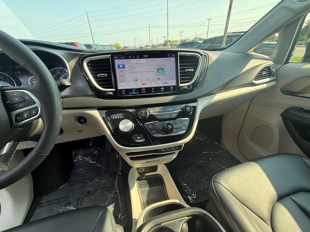 Used 2024 Chrysler Pacifica Touring-L FWD image 15
