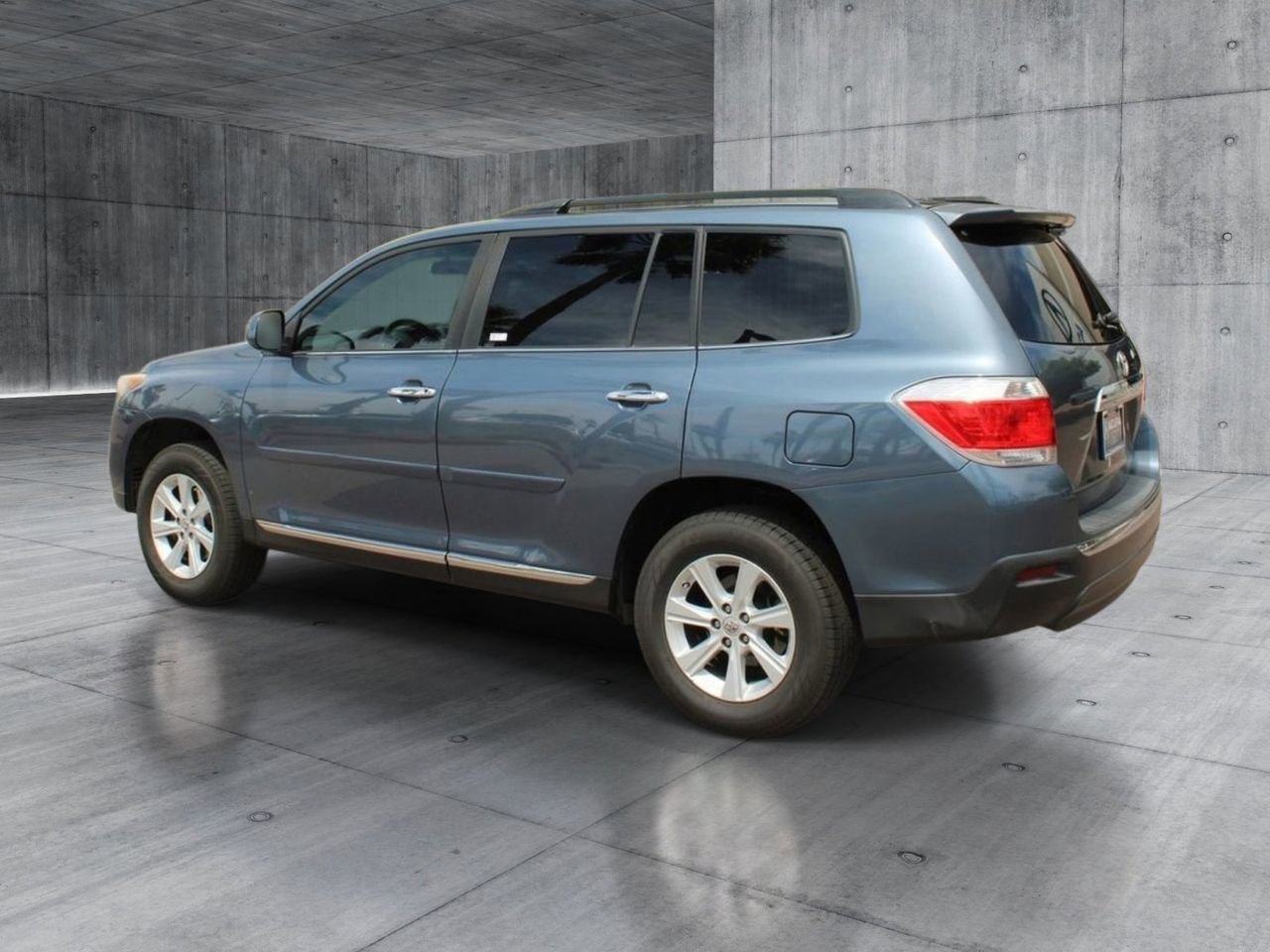 Used 2011 Toyota Highlander 2WD w/ Tech Pkg image 3
