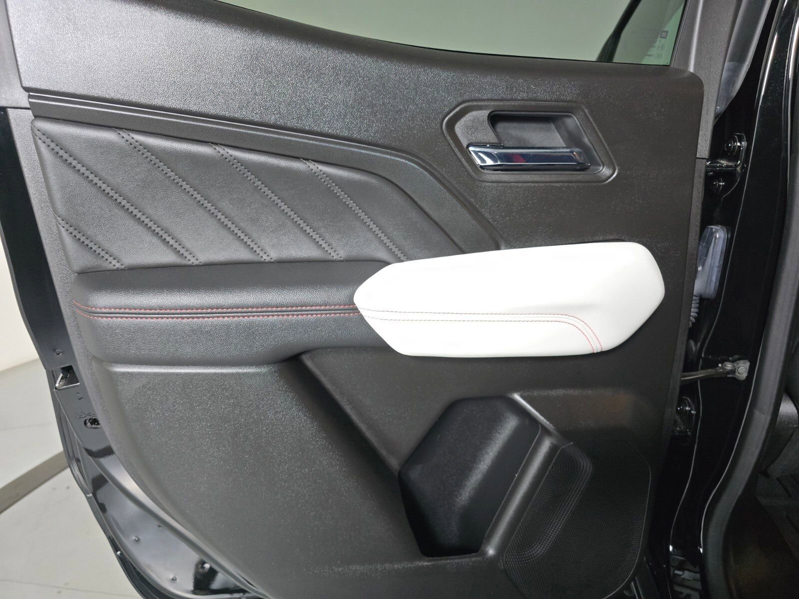 Used 2025 GMC Canyon AT4 w/ AT4X Package image 25