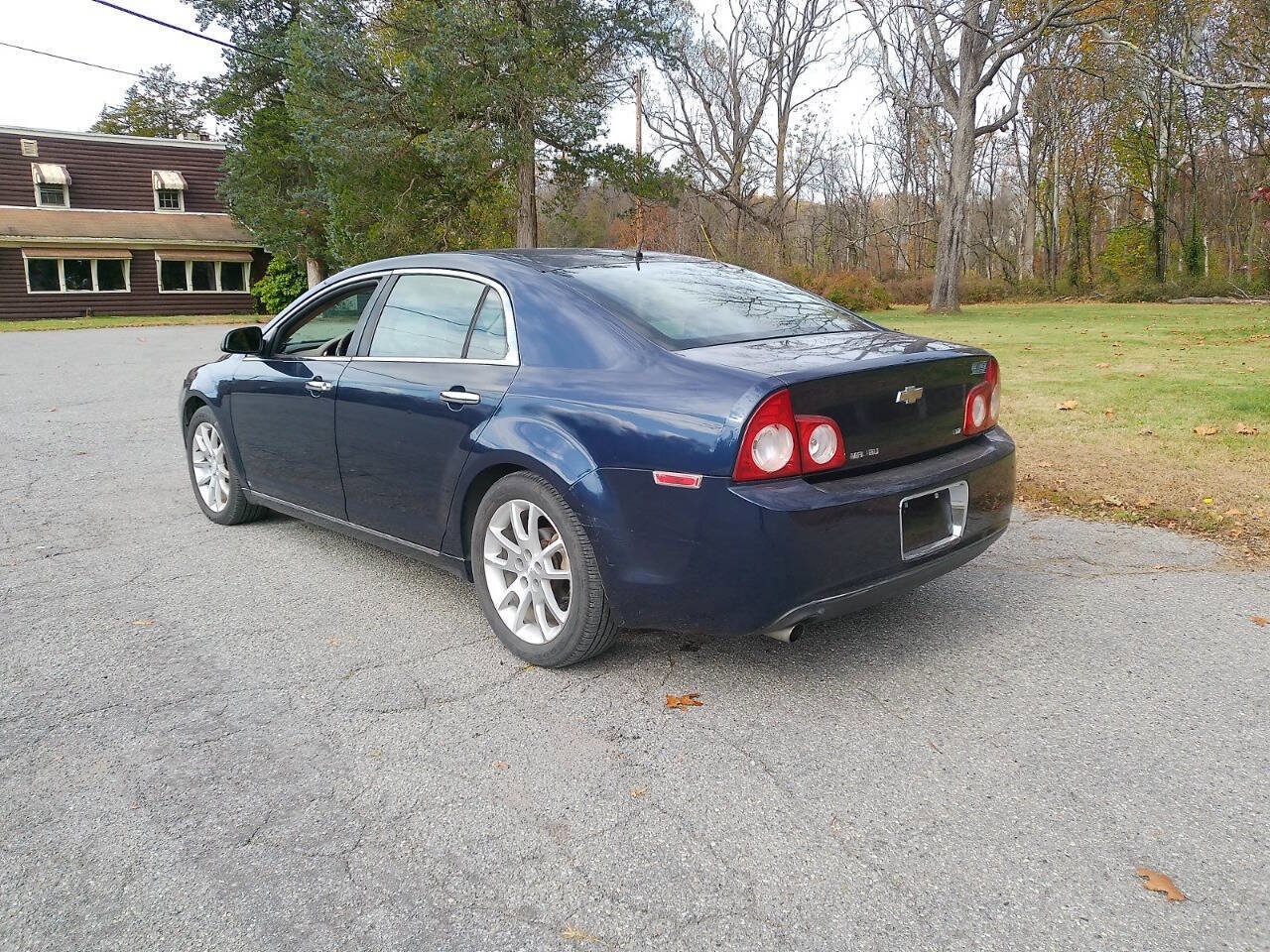 Used 2009 Chevrolet Malibu LTZ w/ Rear Power Package image 4