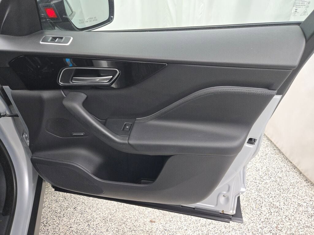 Used 2019 Jaguar F-PACE Premium image 6