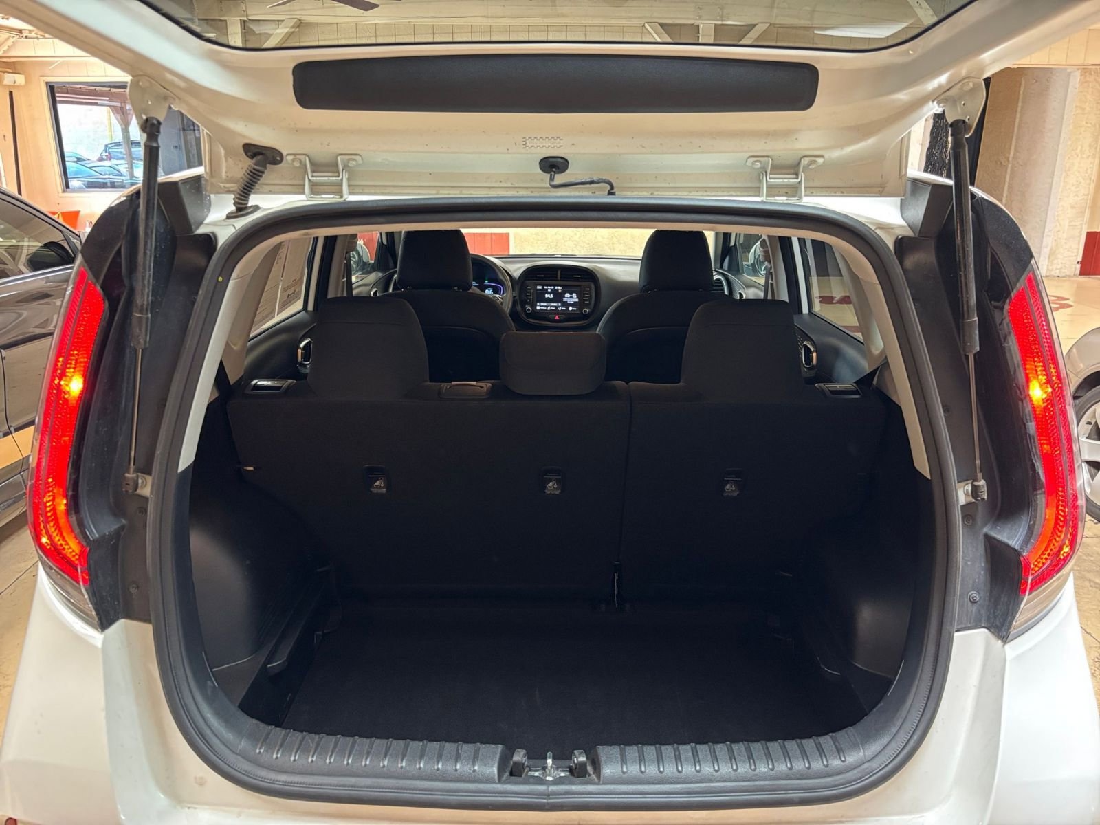 Used 2025 Kia Soul LX w/ LX Technology Package FWD image 29