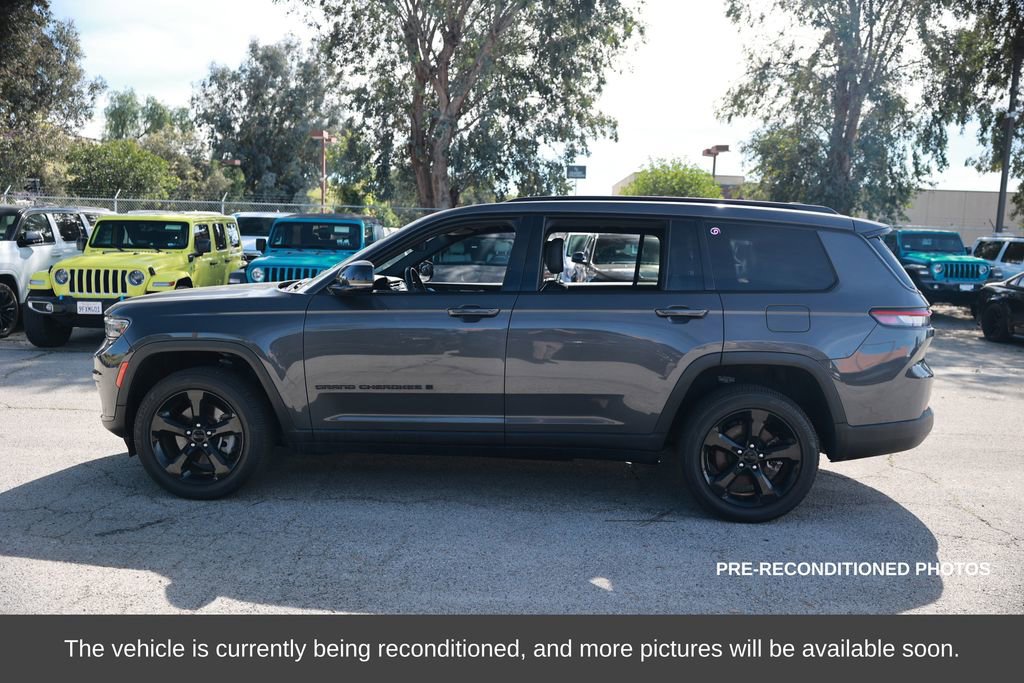 Used 2022 Jeep Grand Cherokee L Laredo image 2