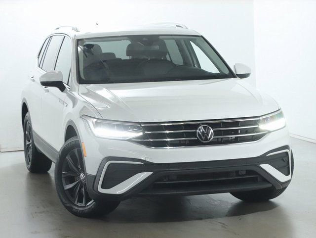 Used 2024 Volkswagen Tiguan SE FWD image 2