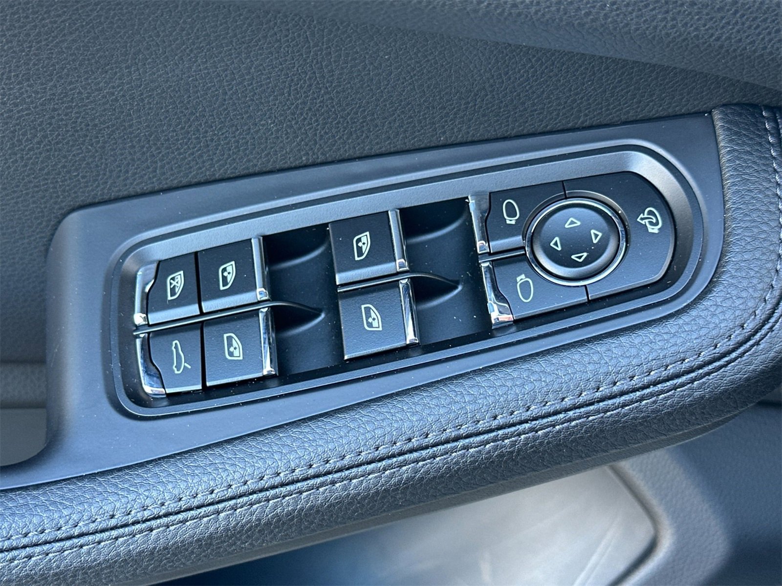 Used 2025 Porsche Macan image 13