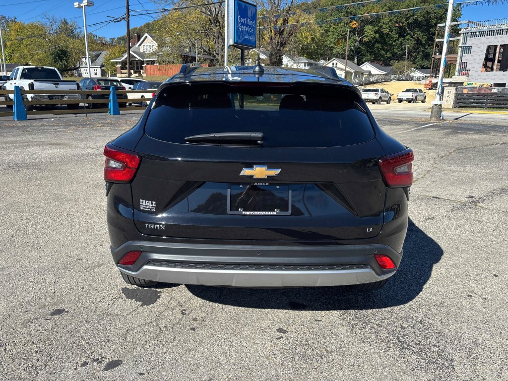 Used 2025 Chevrolet Trax LT w/ Driver Confidence Package FWD image 4