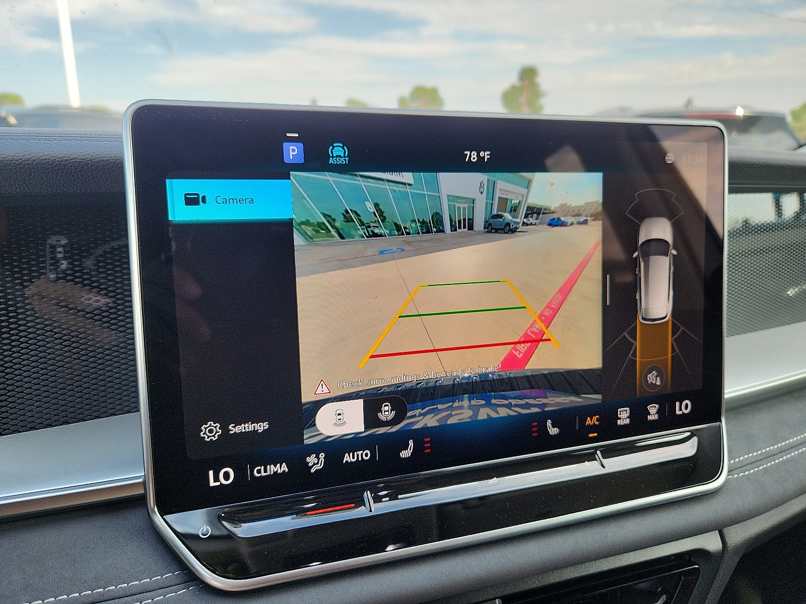 New 2025 Volkswagen Tiguan SE image 18