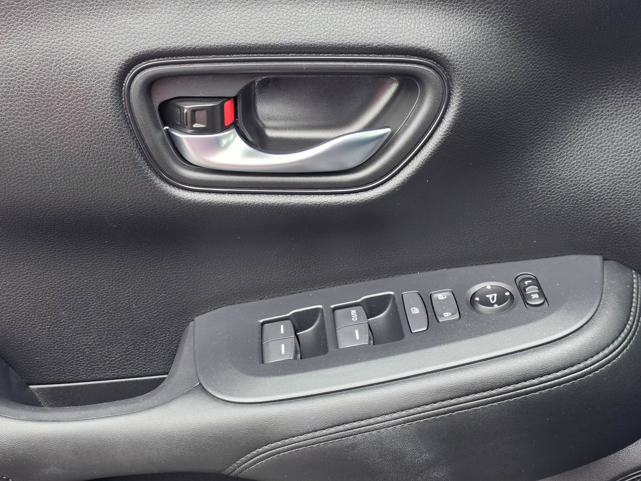 Used 2025 Honda HR-V LX image 9