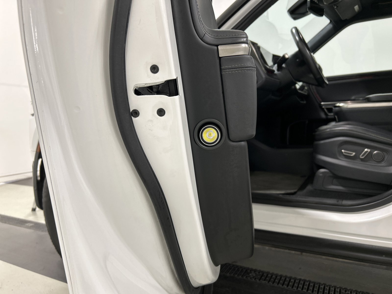 Used 2022 Rivian R1T Adventure image 30