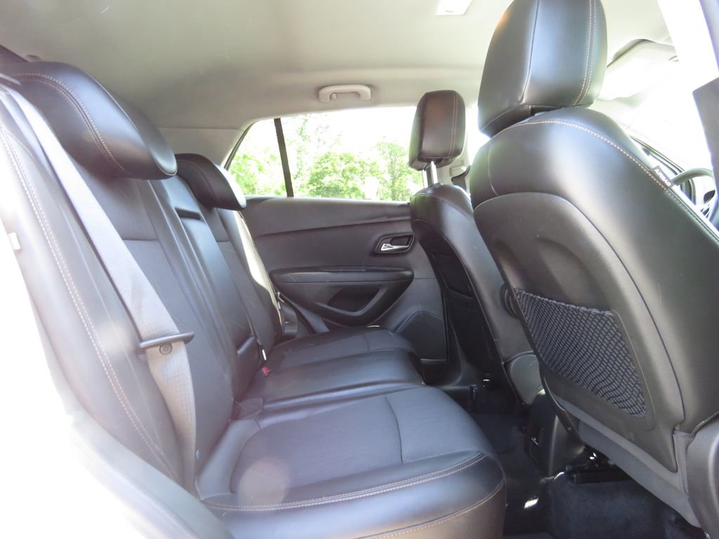 Used 2018 Chevrolet Trax LT w/ LT Convenience Package FWD image 16