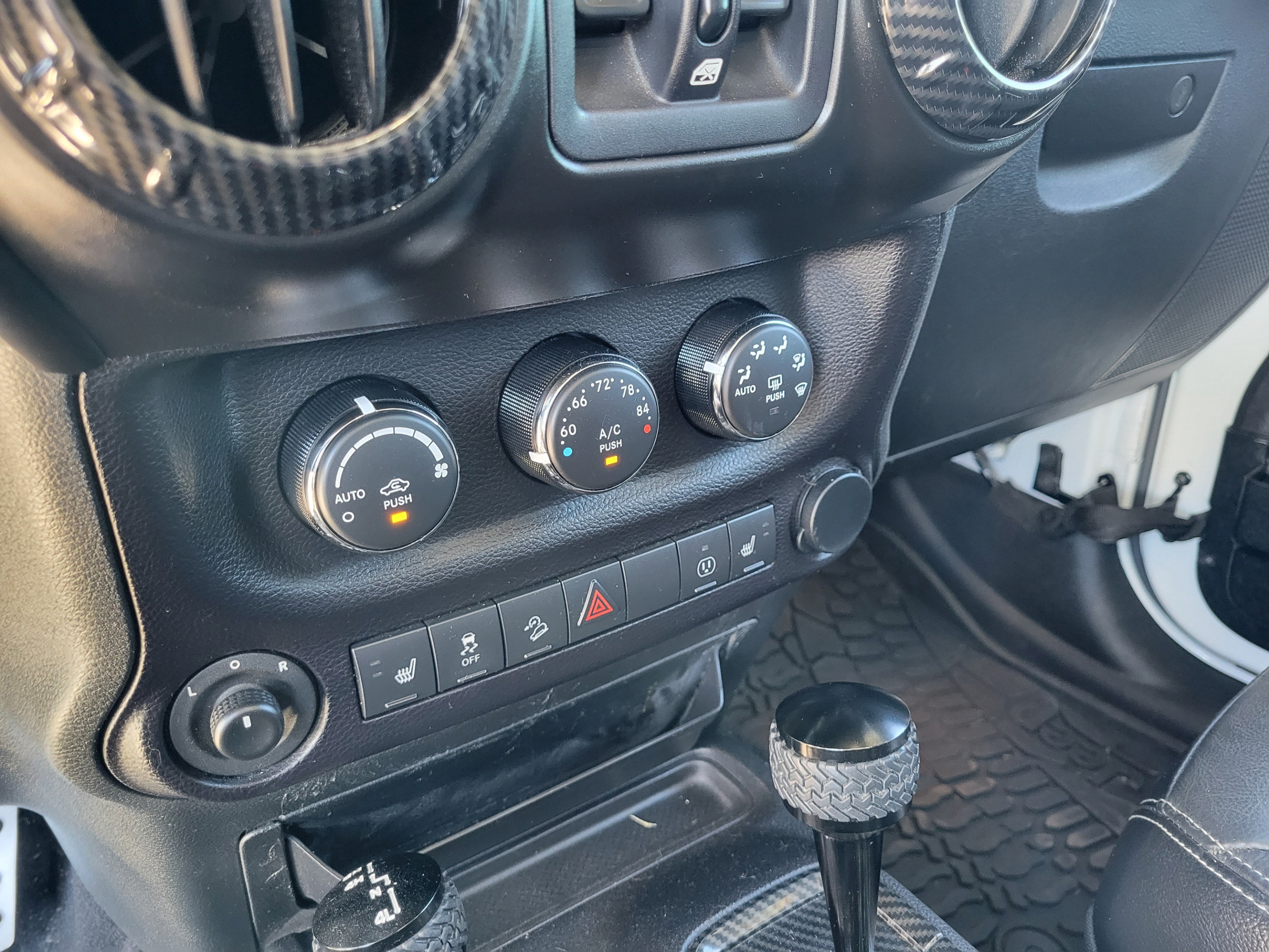 Used 2016 Jeep Wrangler Unlimited Rubicon AWD/4WD image 15
