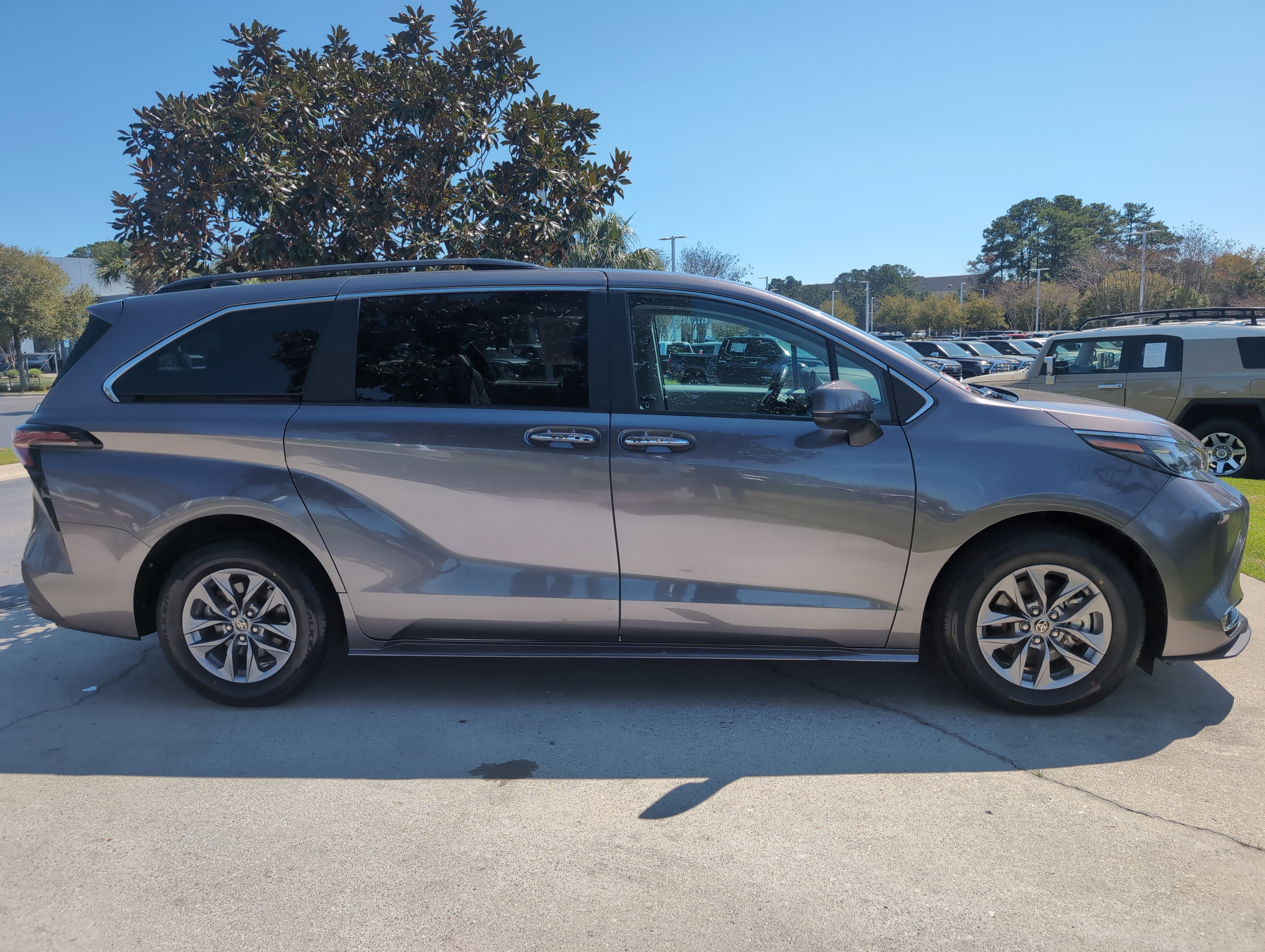 Certified 2024 Toyota Sienna XLE FWD image 11