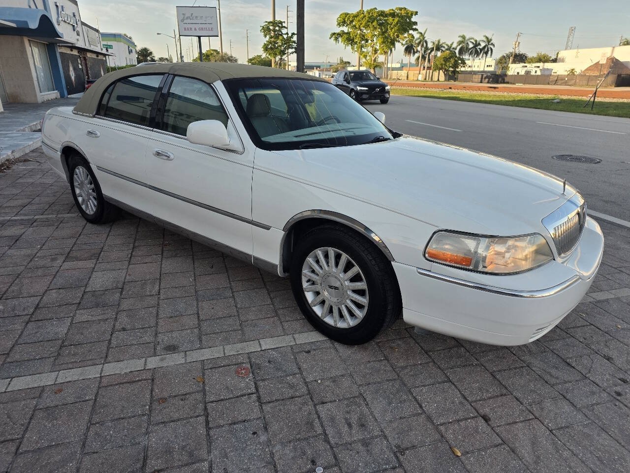 Used 2003 Lincoln Town Car Executive