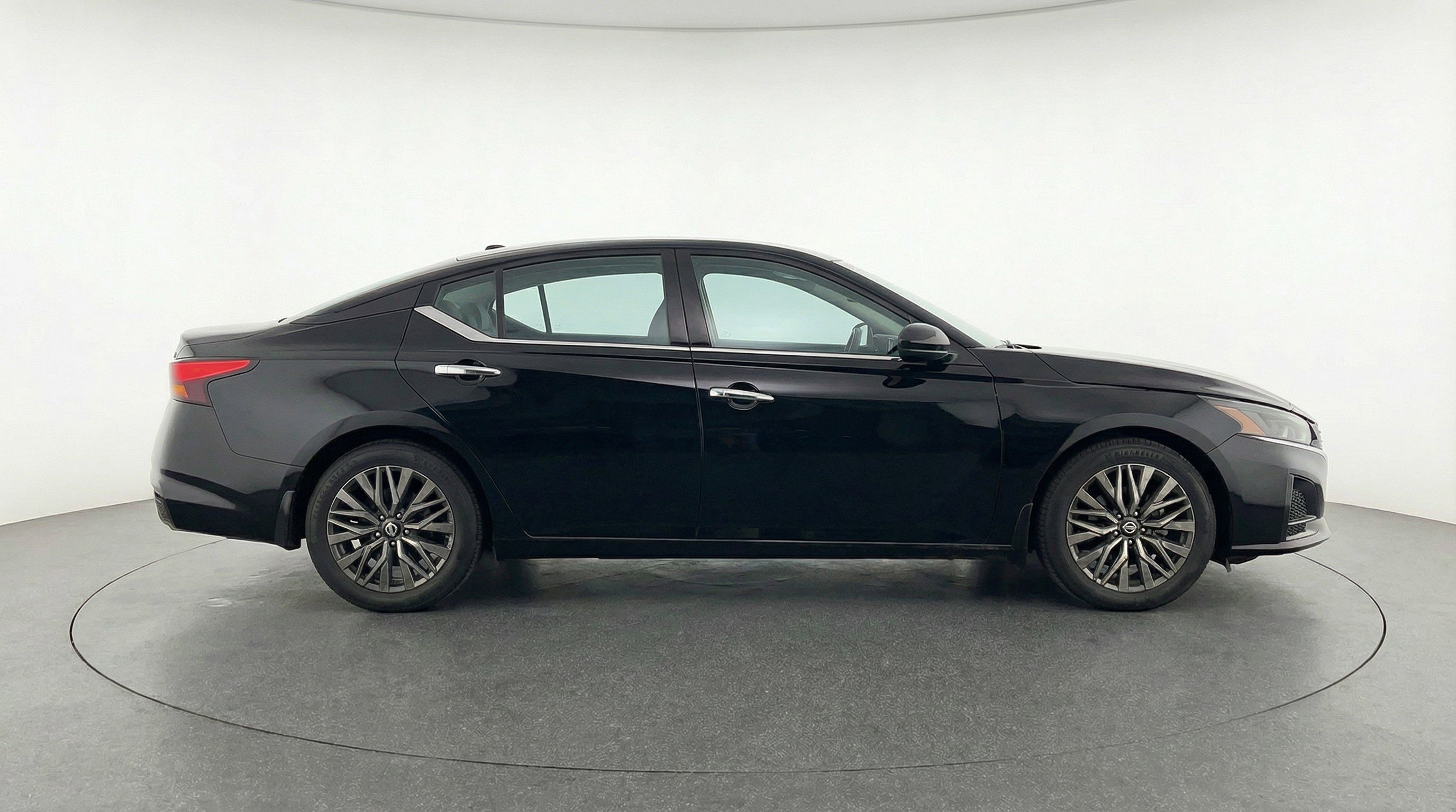 Used 2025 Nissan Altima 2.5 SV FWD image 11