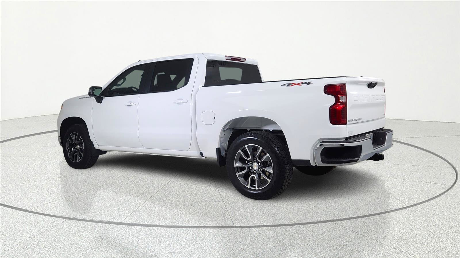 Used 2024 Chevrolet Silverado 1500 LT AWD/4WD image 3