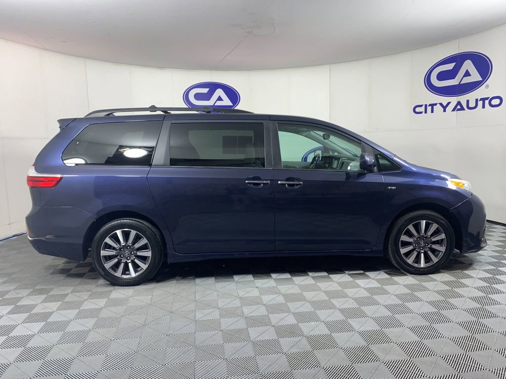 Used 2018 Toyota Sienna XLE Premium image 2