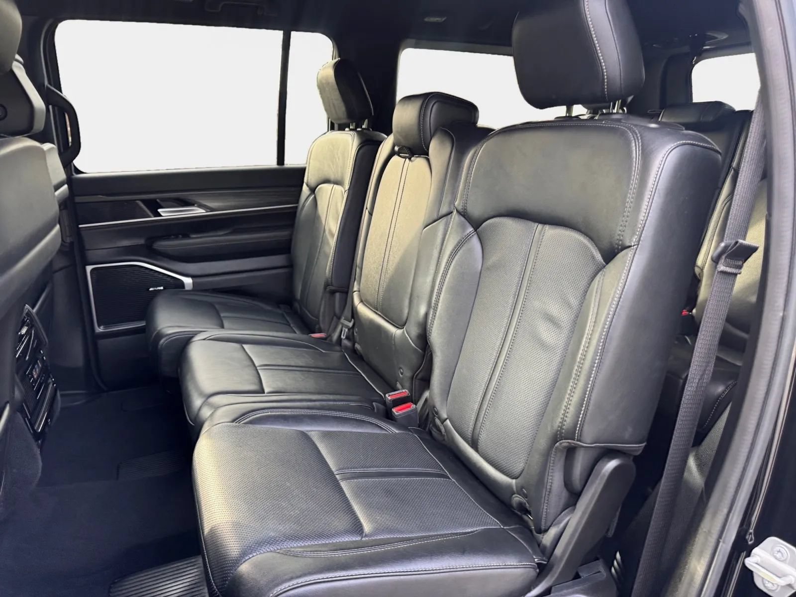 Used 2024 Jeep Wagoneer Series II w/ Flexible Seating Group AWD/4WD image 11