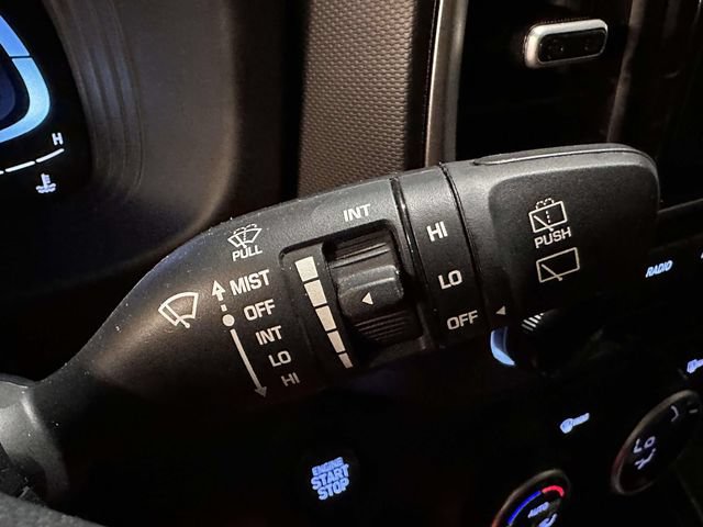 Used 2025 Hyundai Venue SEL FWD image 32