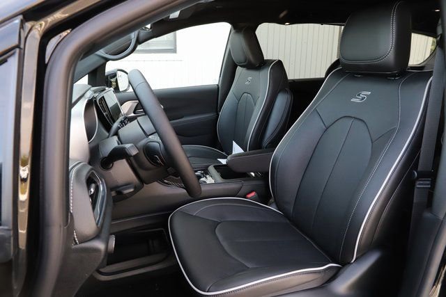 New 2026 Chrysler Pacifica Limited w/ S Appearance Package image 13