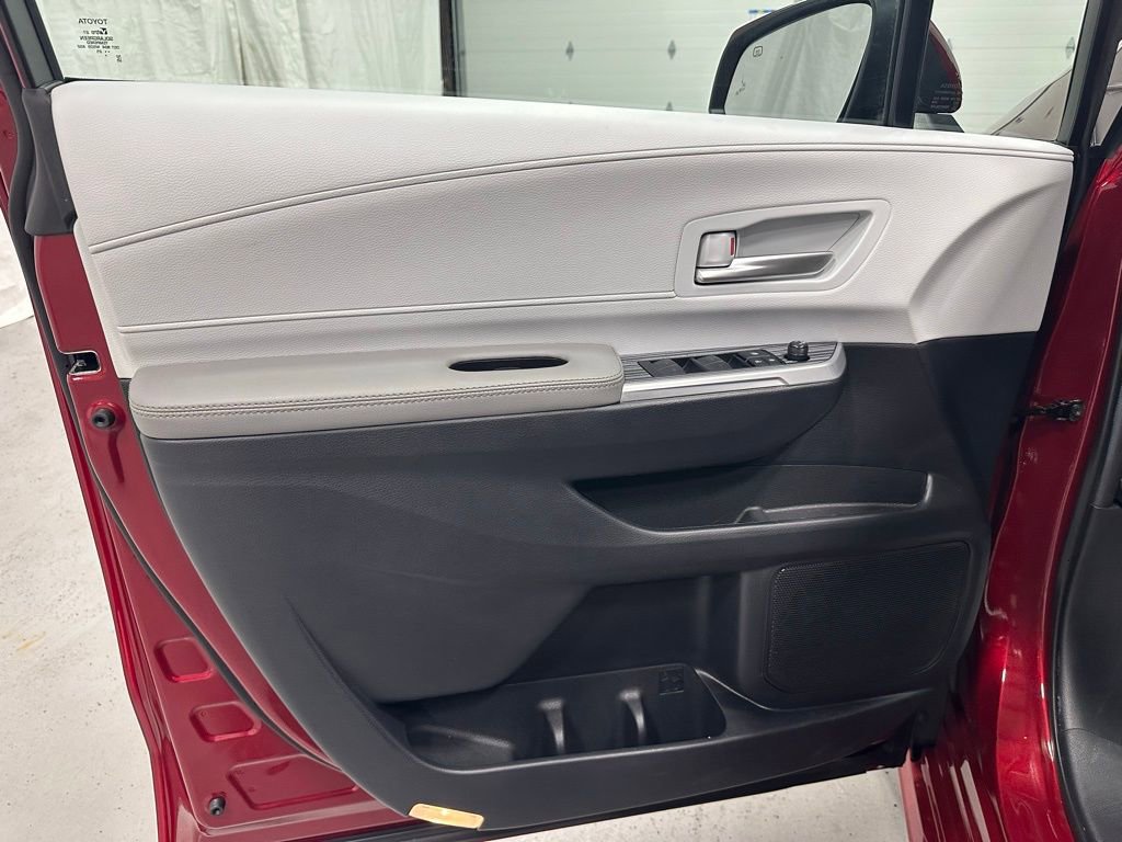Used 2025 Toyota Sienna XLE image 8