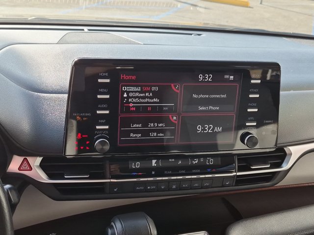 Used 2023 Toyota Sienna XLE FWD image 22