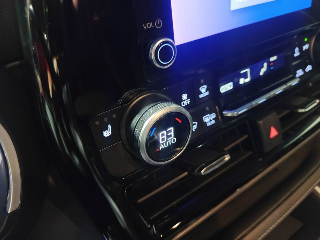 Used 2023 Toyota Highlander XLE image 9