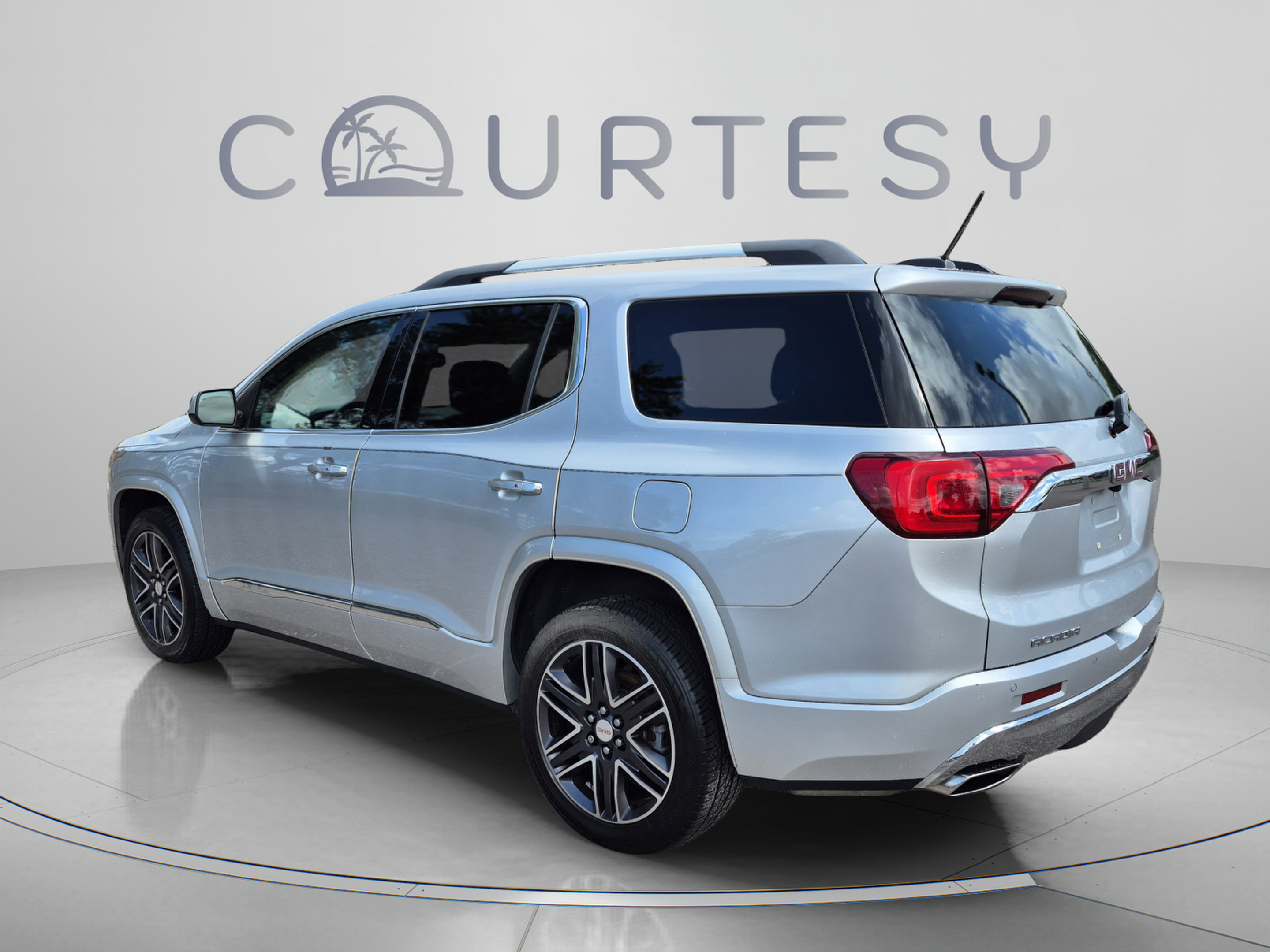 Used 2017 GMC Acadia Denali w/ Technology Package FWD image 3