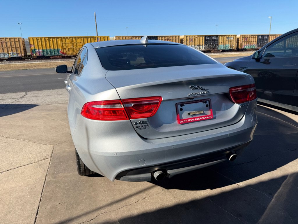 Used 2017 Jaguar XE Premium RWD image 18