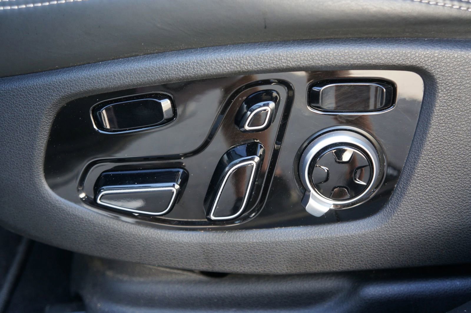 Used 2020 Genesis G90 3.3T Premium image 32