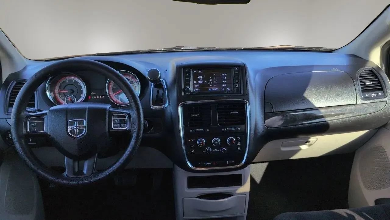 Used 2018 Dodge Grand Caravan SE FWD image 19