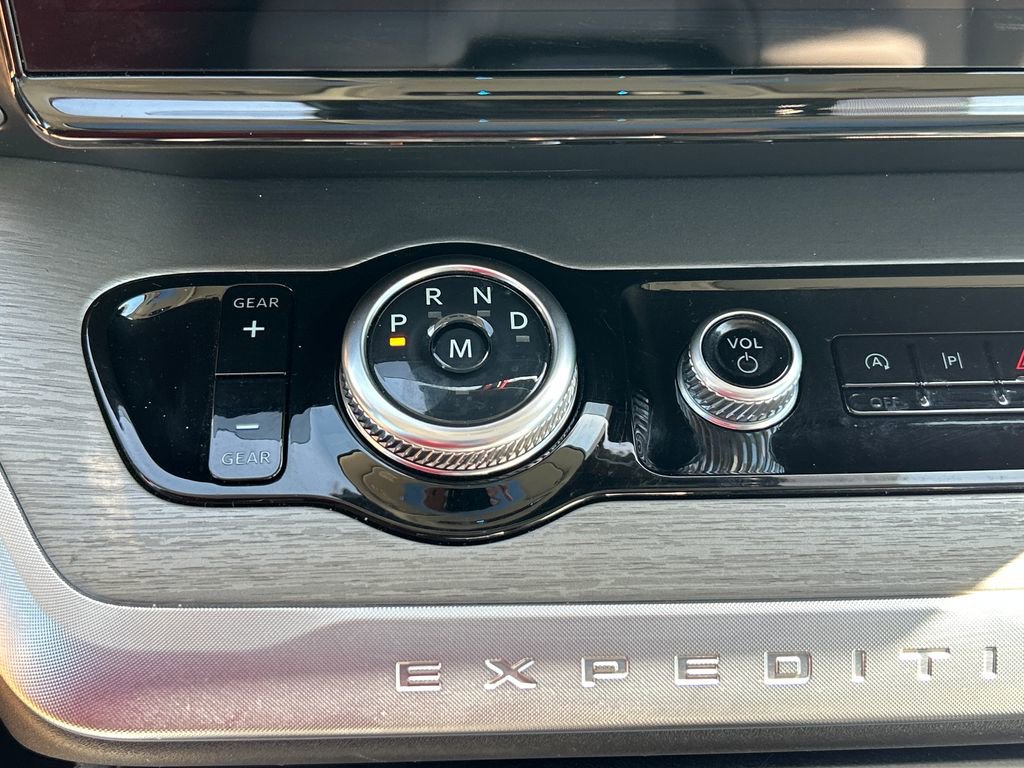 Used 2025 Ford Expedition Platinum image 25