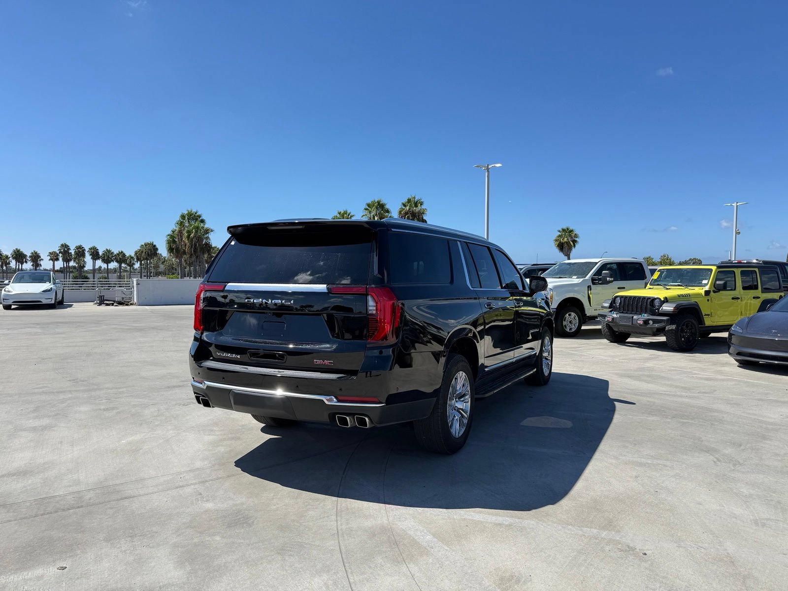 Used 2025 GMC Yukon XL Denali AWD/4WD image 3