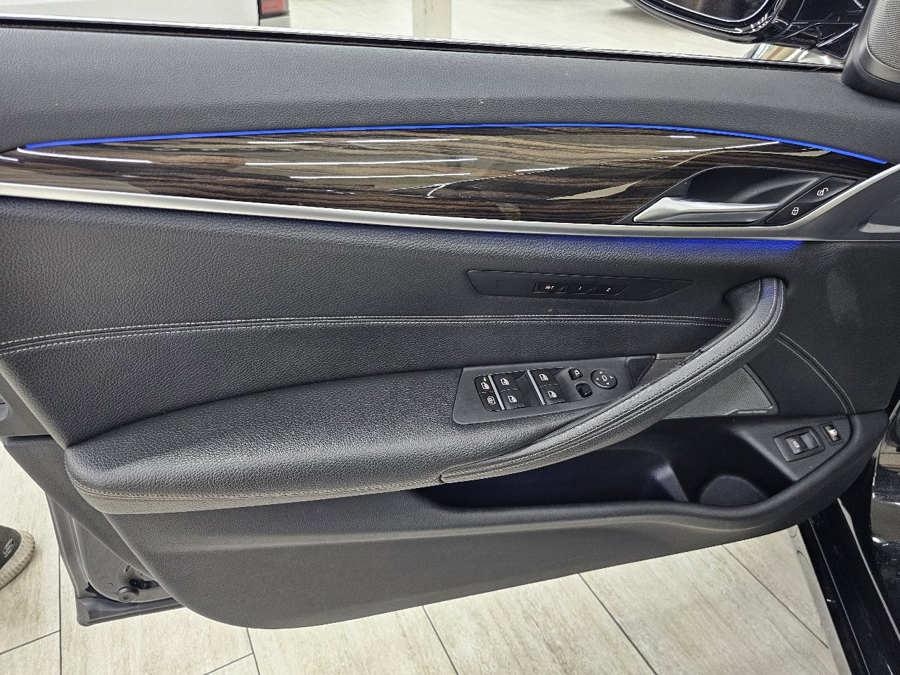 Used 2019 BMW 530e w/ Premium Package image 39