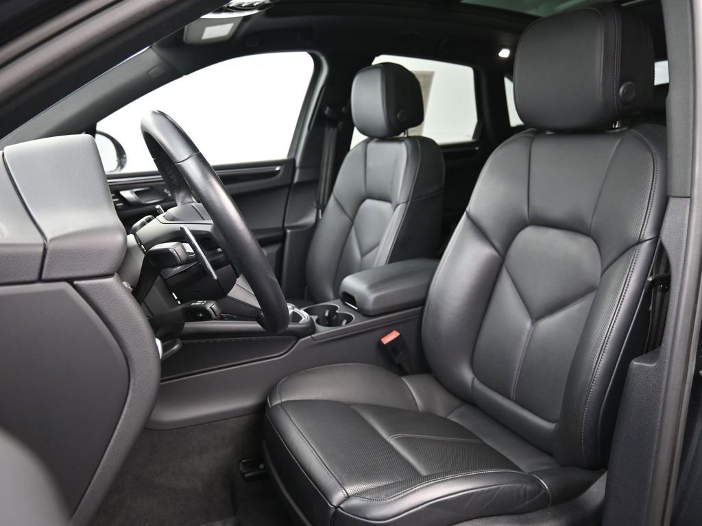 Certified 2023 Porsche Macan AWD/4WD image 5